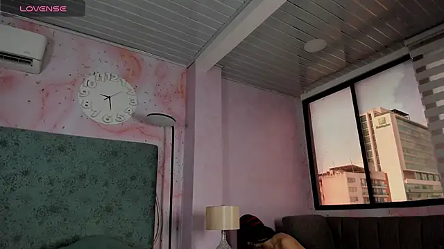 Snapshot of JESSI_NAOMI chatting on December 22, 2025, 9:01 pm JESSI NAOMI online show from December 22, 2025, 9:01 pm