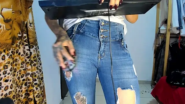 Snapshot of Charllote23 chatting on March 18, 2025, 6:36 am Charllote23 online show from March 18, 2025, 6:36 am