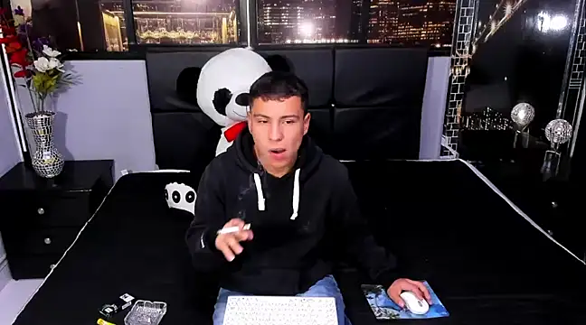 salvadorgomezx online show from December 27, 2024, 7:57 pm