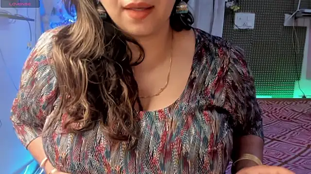 Snapshot of Gulabi_Queen chatting on February 2, 2025, 3:39 pm Gulabi Queen online show from February 2, 2025, 3:39 pm