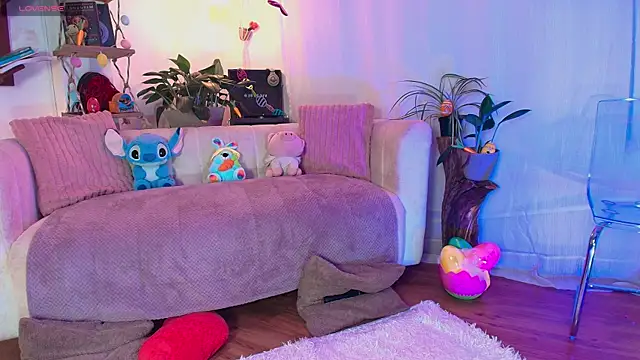 HANNAH LOVEE online show from April 5, 2026, 3:58 am