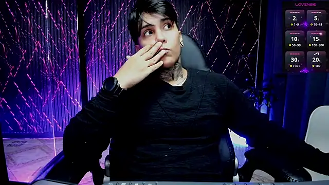 Snapshot of ZhoeStrong chatting on February 5, 2026, 11:42 pm ZhoeStrong online show from February 5, 2026, 11:42 pm