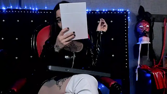 Snapshot of LusstCruella chatting on December 6, 2024, 9:02 pm LusstCruella online show from December 6, 2024, 9:02 pm