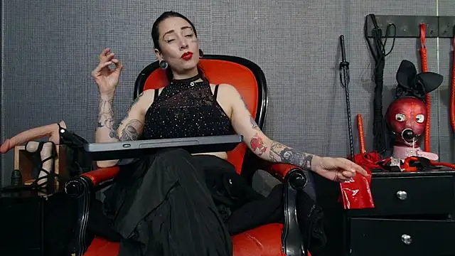 Snapshot of LusstCruella chatting on March 18, 2025, 6:15 pm LusstCruella online show from March 18, 2025, 6:15 pm