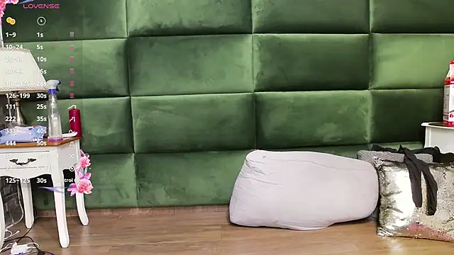 Snapshot of SelenSummer chatting on October 24, 2025, 6:59 pm SelenSummer online show from October 24, 2025, 6:59 pm