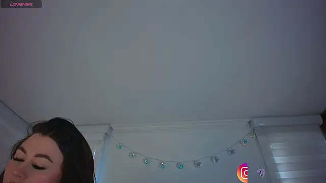 venusleroy  online show from January 14, 2026, 10:25 pm