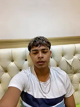 Snapshot of dafnezahiraa_ chatting on December 27, 2024, 12:29 am dafnezahiraa online show from December 27, 2024, 12:29 am