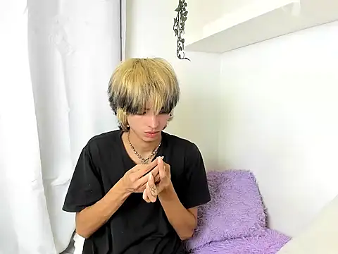 santy-kitty online show from December 22, 2024, 5:12 am