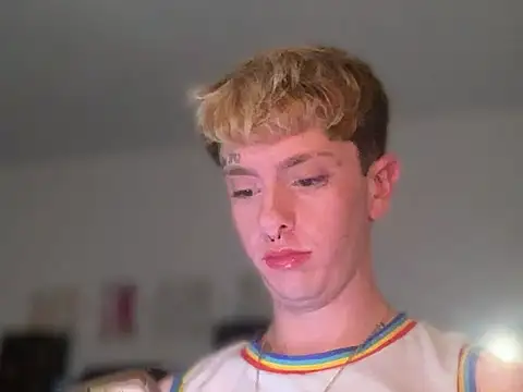 twentywithafelonyy online show from March 3, 2025, 5:42 am