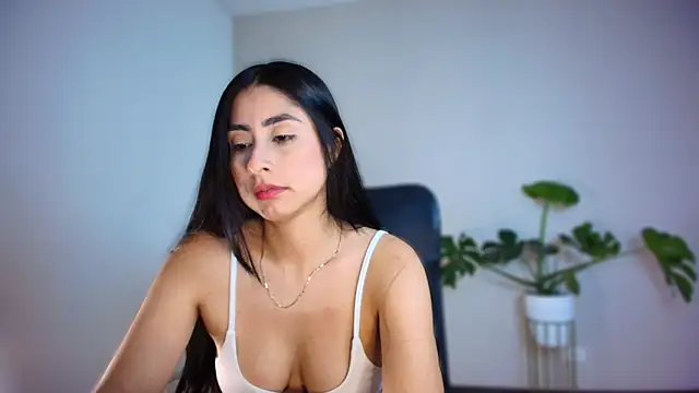 auroracaruso11 online show from March 26, 2026, 6:35 pm