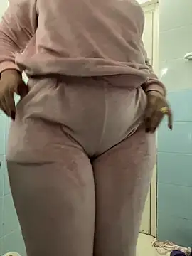 Layla-daloua online show from February 6, 2026, 8:56 pm