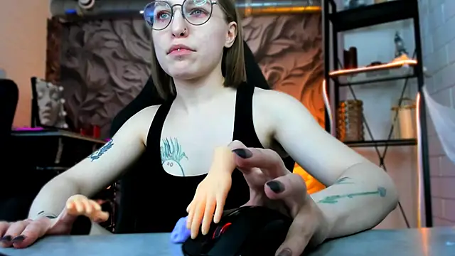 AphexQueen online show from February 3, 2025, 4:10 pm