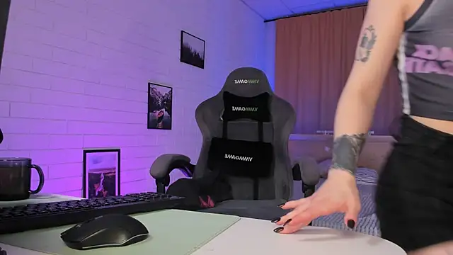 AphexQueen online show from November 7, 2025, 1:33 pm