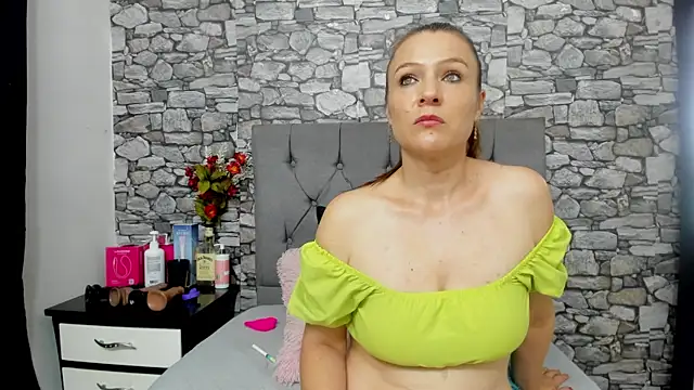 Snapshot of your_angel7 chatting on November 12, 2025, 1:39 am your angel7 online show from November 12, 2025, 1:39 am