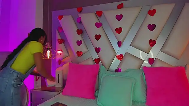 Amber villalobos  online show from March 4, 2026, 4:18 am