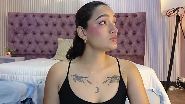 EMILYY FOXY online show from December 3, 2025, 7:01 pm