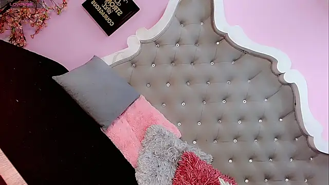 Snapshot of Sophia-Isabella chatting on February 10, 2025, 7:49 pm Sophia-Isabella online show from February 10, 2025, 7:49 pm