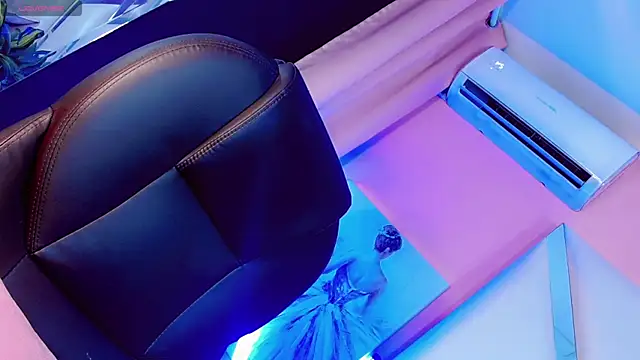 Snapshot of Sophia-Isabella chatting on March 18, 2025, 7:10 pm Sophia-Isabella online show from March 18, 2025, 7:10 pm