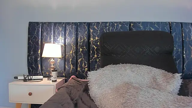 Sophia Lemos online show from December 17, 2025, 1:50 pm