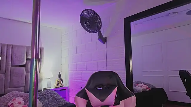 BonnieAnderson  online show from December 13, 2025, 8:36 pm