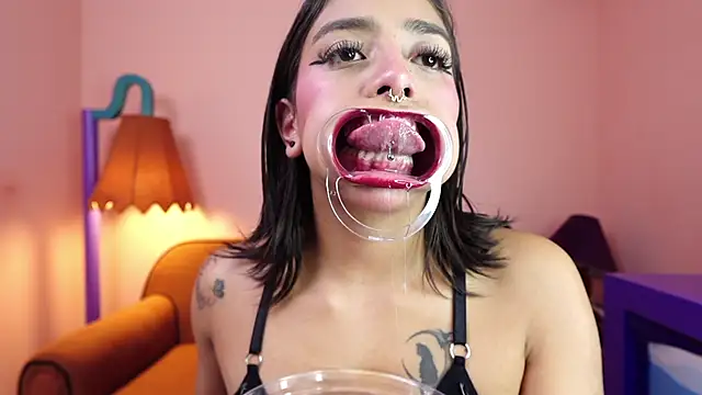 miss collins online show from October 24, 2025, 6:04 pm