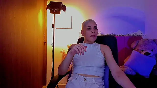 Charlee pink online show from April 15, 2026, 10:32 pm