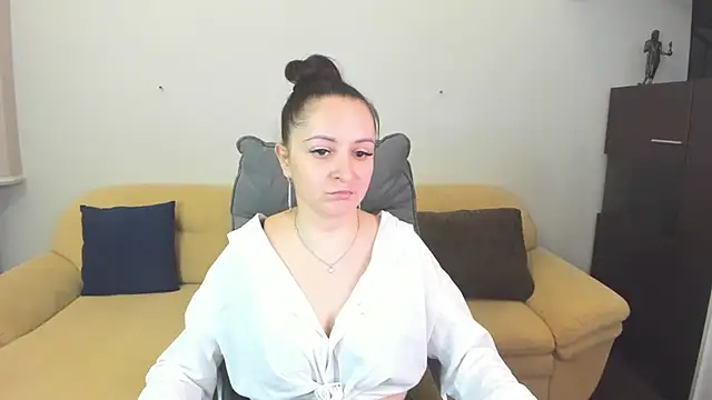 AngellLika online show from November 25, 2025, 1:44 pm