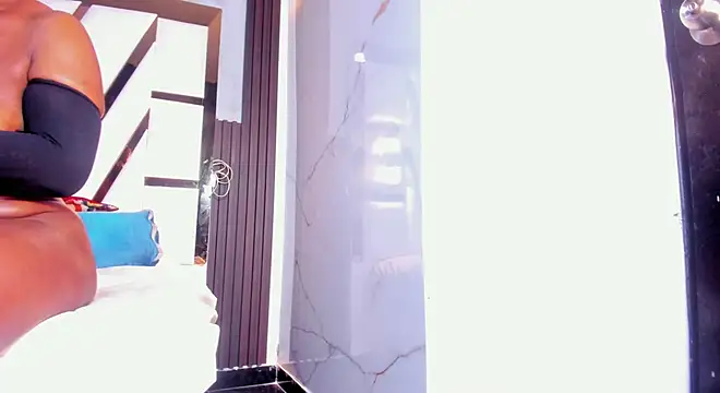 lola hornei online show from November 8, 2025, 11:47 pm