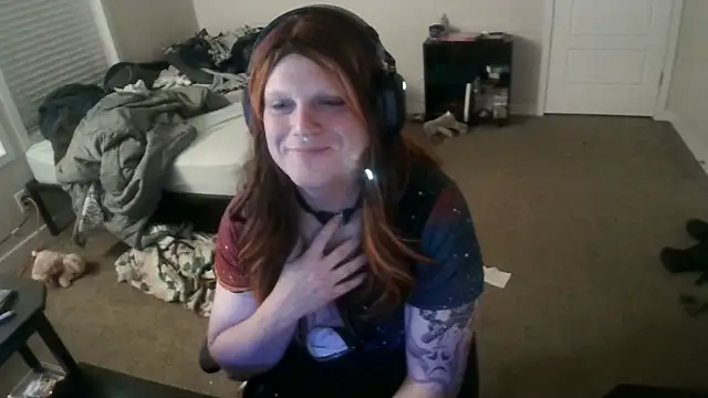 Snapshot of EmberLee chatting on February 18, 2025, 5:31 am EmberLee online show from February 18, 2025, 5:31 am