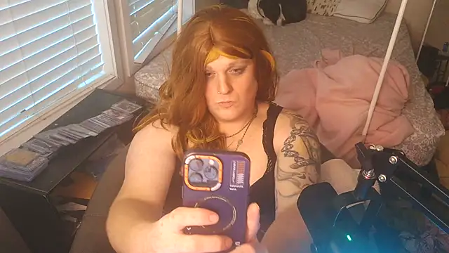 Snapshot of EmberLee chatting on December 5, 2025, 12:58 pm EmberLee online show from December 5, 2025, 12:58 pm