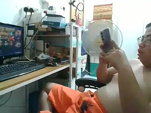 Snapshot of shyboymasturbation chatting on December 17, 2024, 12:11 pm shyboymasturbation online show from December 17, 2024, 12:11 pm