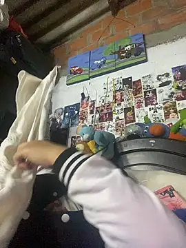 dafne19  online show from November 18, 2025, 5:01 am