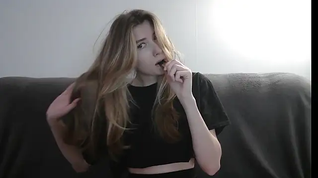 ErikaShyy online show from February 6, 2025, 2:15 pm