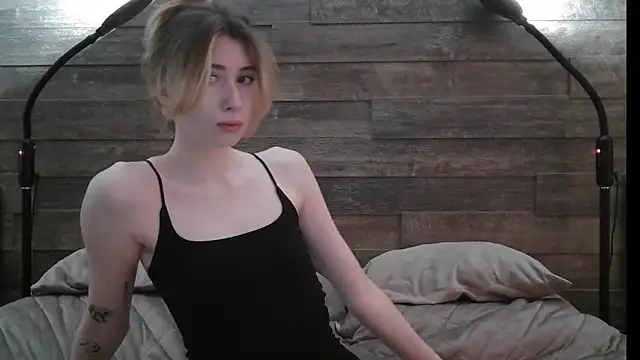 ErikaShyy online show from February 19, 2025, 10:45 am