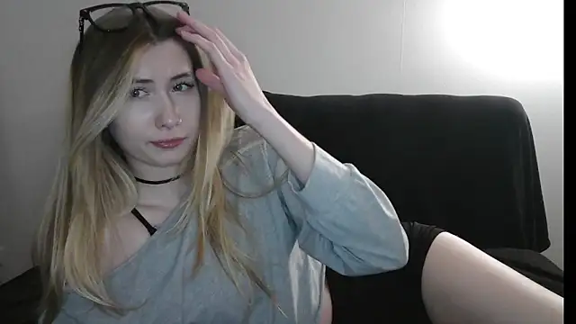 ErikaShyy online show from March 3, 2026, 1:50 pm