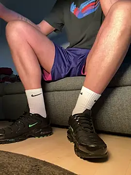 nikeaddicted2 online show from December 4, 2025, 2:26 pm