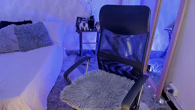 CyntiaAdams online show from March 7, 2025, 12:01 pm