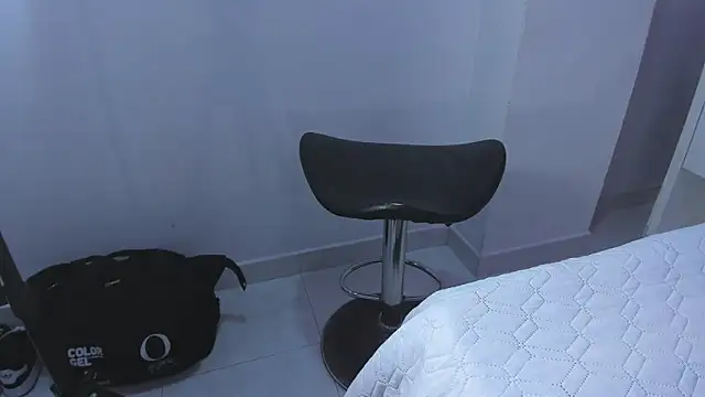 LiaFlowers online show from December 5, 2024, 1:47 am