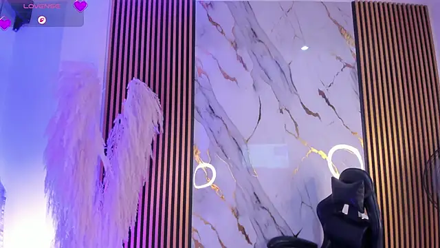 LiaFlowers online show from April 21, 2026, 1:53 am