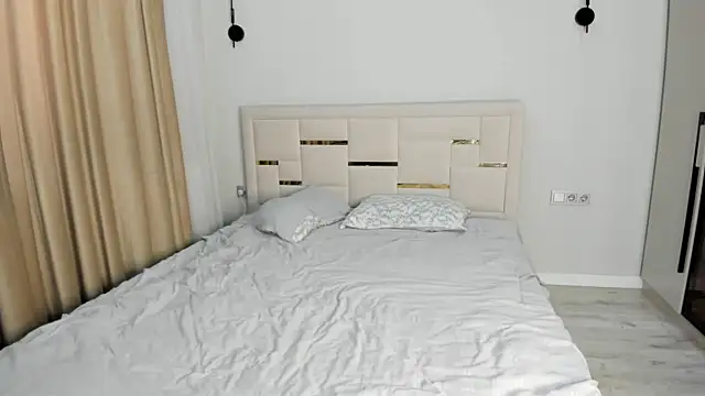 Lola Peach online show from April 2, 2026, 2:42 am