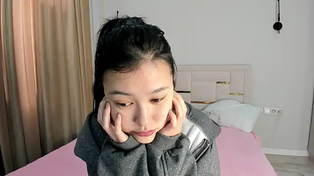 Lola Peach online show from April 17, 2026, 4:48 am