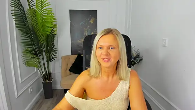 Snapshot of AgathaKlouin chatting on October 2, 2025, 7:10 pm AgathaKlouin online show from October 2, 2025, 7:10 pm