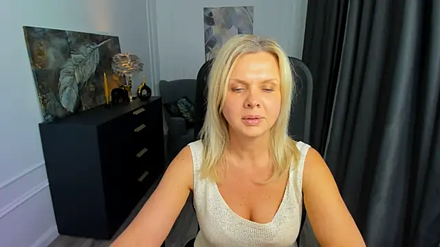 AgathaKlouin online show from April 18, 2026, 11:36 am