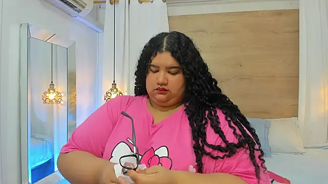 Miley Collins online show from November 28, 2025, 12:41 pm