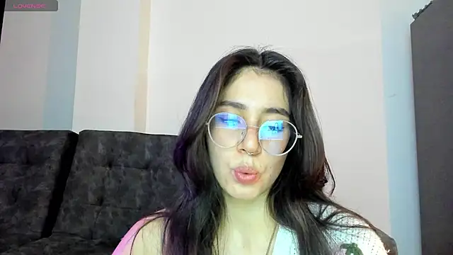 emmadiaz1 online show from December 3, 2024, 1:30 am