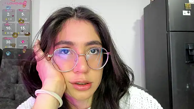 emmadiaz1 online show from January 10, 2025, 12:27 am