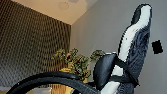 dania miller  online show from November 12, 2025, 2:56 am