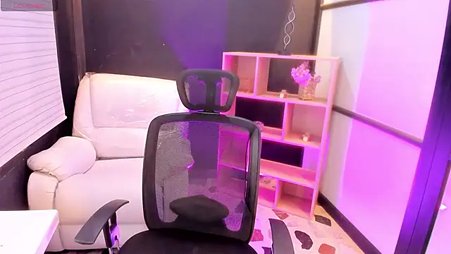 EmySilver online show from December 6, 2024, 5:22 pm