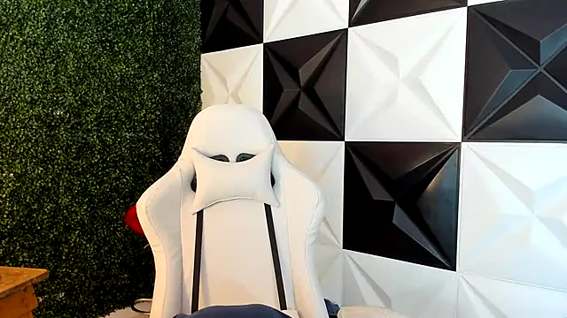 Snapshot of andy_bell_x chatting on October 29, 2025, 5:20 am andy bell x online show from October 29, 2025, 5:20 am