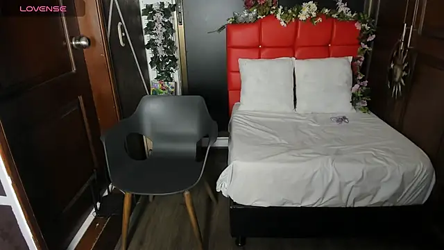 SexyNaf online show from December 18, 2025, 8:04 pm